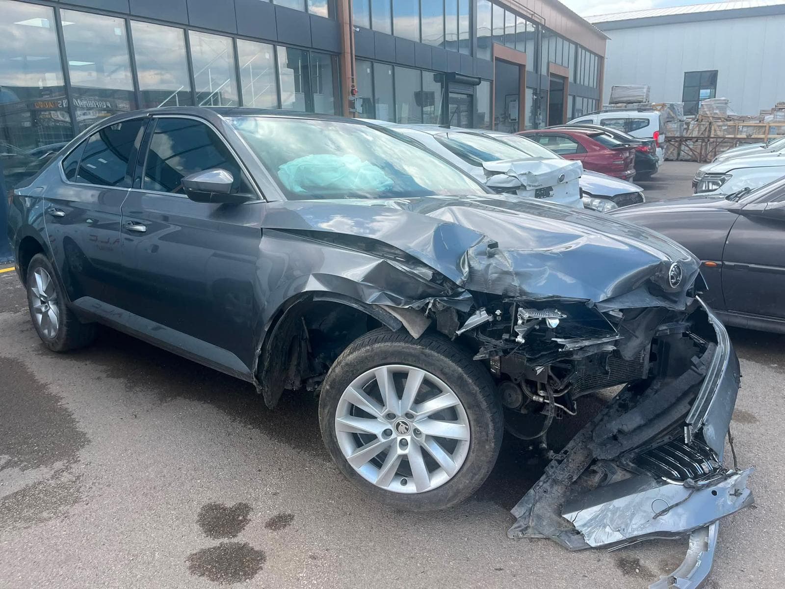 Škoda Superb · Ağır ön hasar